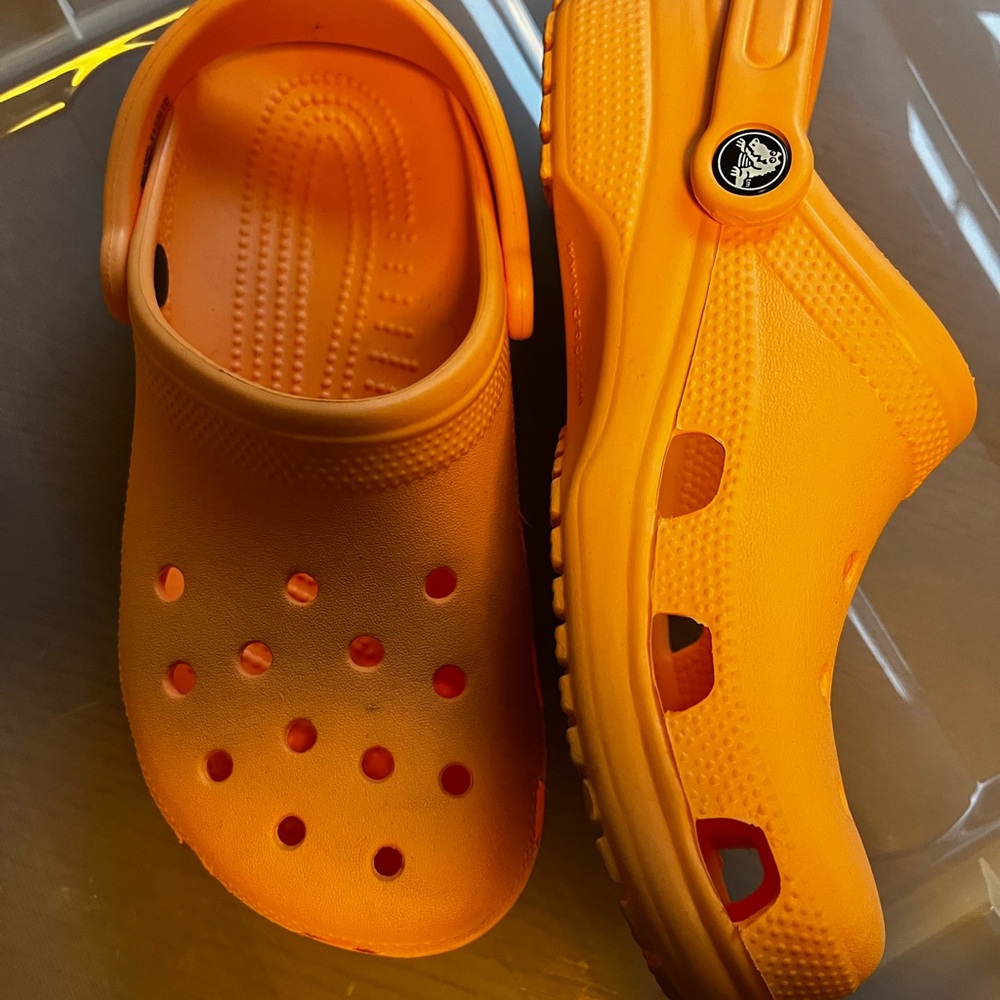 CROCS  Orange/Peach Men 6 women’s 8. - Picture 2 of 4